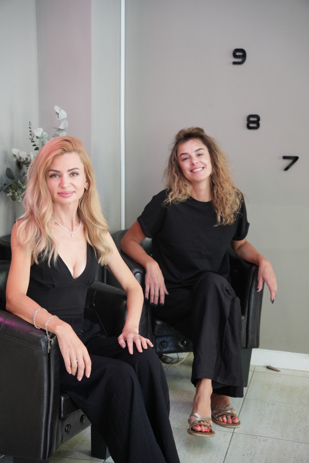 Yuliia y Alla en los sillones del estudio